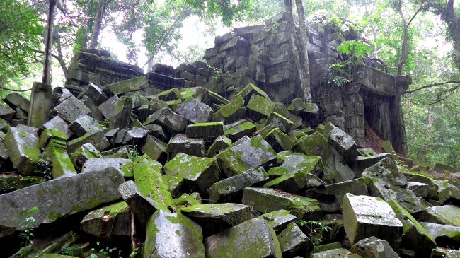 １０＜スコール＞<br />遺跡に入ろうとしたら、突然の雨。スコールだ！<br />ピチッ、ピチッと音を立てて、強い雨が瓦礫を打ち付ける。<br />