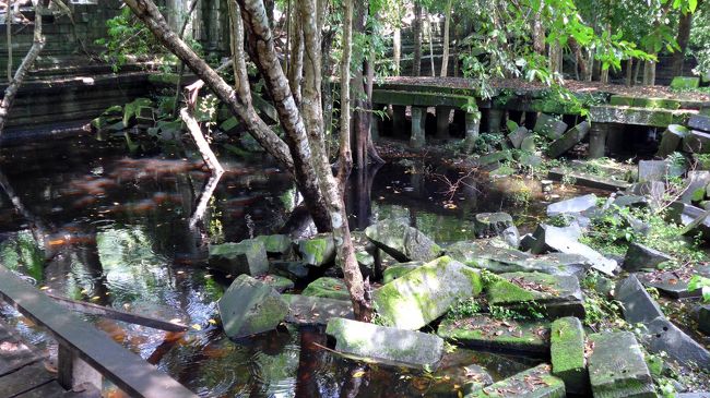 １８＜沐浴場あと？＞<br />第一回廊と第二回廊の間に池のような場所があった。<br />アンコールワットと似た造りということなので、沐浴場のあとなのかも。<br />