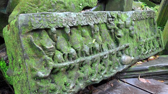 ２３＜乳海攪拌＞<br />第三回廊付近だと思うが、苔むしたレリーフが残されていた。<br />長いロープのようなものを引っ張り合っている。<br />「乳海攪拌」に違いない。　なかなか味がある。<br /><br />※画面をクリックして、拡大してみてください。<br />