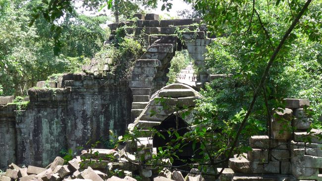 ２６＜南楼門＞<br />ここは、南楼門。ぽっかり開いた石組みの間から、南参道を遺跡に向かう人たちが小さく見えた。<br /><br />