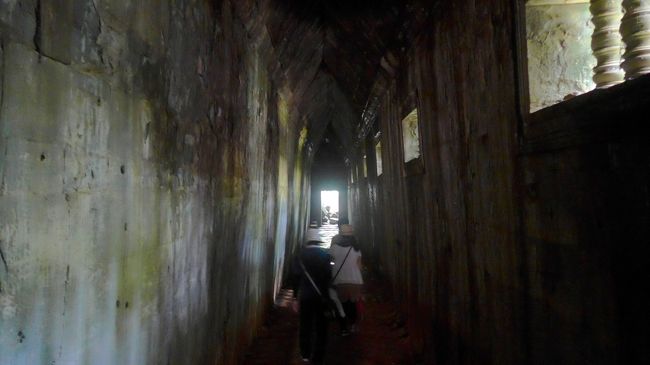 ２８＜トンネル構造＞<br />ここは、片側には窓がなく、もう一方も窓が天井に近い場所に設けられているため、ほとんど光が差し込まない。<br />どうしてこのような構造にしたのか、今も判明していないそうだ。<br />そういえば、アンコールワットにも同じような場所があった。