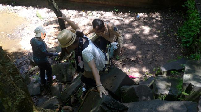 ２９＜トンネルを抜けると＞<br />トンネルを抜けると、そこは雪国だった。いや、崖だった。<br />ベンメリアに行く場合は、ぜひ運動靴で行ってください。<br />