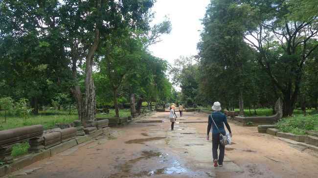 ３７＜甲乙付けがたし＞<br />アンコールワットやアンコールトムは、本当、素晴らしかった。<br />しかし、ベンメリアも甲乙付けがたいほど素晴らしかった。<br />「みんなちがって、みんないい」（金子みすゞ）だなあ。<br /><br />３日目午後の遺跡探検「地雷、ないよね？」は、以上です。<br />最後までごらんいただき、ありがとうございます。<br />次回は、この後立ち寄った「バンテアイスレイ」の遺跡探検記をアップする予定です。<br />よしければ、ぜひごらんください。