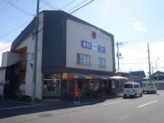 　駅から3分ほどの寺島商店でレンタサイクル借ります。普通自転車1時間200円、1日1000円です。美馬牛駅近くにもレンタサイクルあるのですが、電動自転車しかなくて、そこそこ高いです。なので、美瑛駅まで移動した方が得だと考えました。名前と携帯電話の番号書いて、あっさりと終わりです。お店が17時終了なので、それまでに自転車を返しに来てとのことです。それしか言われませんでした。美瑛駅周辺の普通自転車のレンタサイクル代はどこも似たり寄ったりですけど、ここは本業が自転車屋なのでメンテがしっかりしているという話を聞いて、こちらに決めました。

　美瑛は起伏が多いので電動自転車の方がいいのかもしれないのですが、ご存知の人もいるかもしれませんが、横浜市は場所にも寄りますがかなり坂道多いんです。特に横浜市南部から鎌倉市・三浦半島方面は坂道だらけなので、そういう場所で育ったので普通の人よりは坂道に慣れているんだと思います。