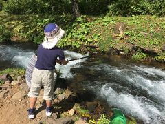 10時からは毎年の恒例行事、高林養魚場で渓流釣り。
近年、人気が高まって、今年は場外に順番待ちの長い行列。コロナ対策も影響しているのでしょう。