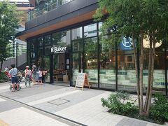 東京・立川市『GREEN SPRINGS』1F

『グリーンスプリングス』の【R Baker Inspired by court rosarian】
の写真。

ベーカリー【アールベイカー】は五反田店などを利用しています。

自家製天然酵母を用いオリジナルの小麦粉と米粉を使用した、
もちもちとした食感が特徴のパンをラインナップ。
スクラッチ製法でハード系から菓子パン・惣菜パンまで
多彩なバリエーションで提供します。