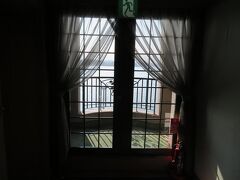 ８月４日。
鎌倉パークホテルの客室階海側には共用のテラスがありました。