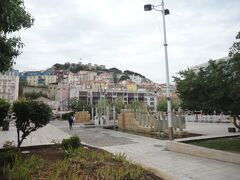 マルティンモニス広場。奥に見える丘はサンジョルジェ城などがあるアルファマ地区。

宿をとったのはここからおよそ20分ほど北に歩いたホテル。街の中心部に行くにも、ベレン地区や近郊の街に行く鉄道に乗るのにもこの広場の前をほぼ毎日通っていました。
この広場を境にして、北側は生活のエリア、南側は観光客で賑わうエリアと捉えていました。
