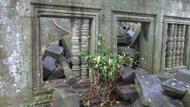 ２５＜連子窓＞<br />回廊には、アンコールワットと同じ「連子窓」が連なる。<br />壊れ方を見ると、連子格子は窓枠にただ嵌め込まれているように見える。