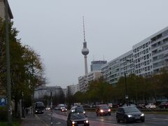 　８日目（11/4）　８：１０バスに乗って観光スタート。旧東ベルリンのシンボル、テレビ塔が見えます。