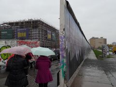 　ベルリンの壁の前でバスを下車。
　１９６１年、東ドイツが突然この壁を建設。以来東西分断の象徴として数々の悲劇が生まれています。急ごしらえ建設されたため高さは有るけど、厚さは精々２０ｃｍ。