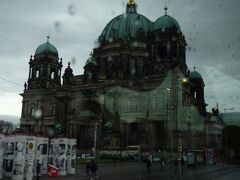 　ベルリン大聖堂は車窓観光。この後レストランで昼食をしてフリータイム。万歩計はオプショナルツアーでポツダム観光に行きました。