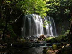 達沢不動滝。
次の場所へ移動する時、この滝へ行く道路沿い。
時間もあったので、大回りして寄ってみました^^
右の崖が崩れたので真ん中に茶色の大きな石><
手すりのついた階段もつけたのに、階段の上の所にロープが張られていて、滝に近づくことはできません><
急遽、思いついたので、長靴も持ってきていないし、スニーカーで行ける所で撮影^^
密の状態><
早々と退散しました。