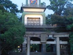 尾山神社に到着。
午後7時を少し回った頃合いなのに、まだ全然暮れてないのに驚き！
やっぱ、北陸は関東よりも日の沈むのが遅いんだね～！