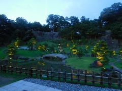 金沢城公園の玉泉院丸庭園に。
少し待っていると、ライトアップ開始のアナウンスがされた。