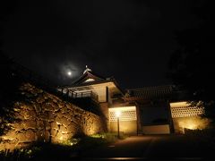 十分に金沢城公園を堪能し、適度な夜風に吹かれながら場内を後にする。
河北門をくぐると、一層、夜は深みを増したかのよう。
マスクも外し、素顔のままで歩けることがこんなにもスゴイことだったなんて！