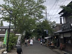 参拝を終えたら門前町商店街へ。
小さな商店街ですが、桜並木の雰囲気の良い商店街です。