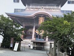 外輪山を下りて、阿蘇神社へやってきました。
日本三大楼門の一つでもあった阿蘇神社の楼門は、熊本地震で崩れてしまいました。楼門だけでなく、拝殿など多くの建造物が被災しており、現在修復真っ最中です。
修復中の楼門を囲う囲いには、以前の楼門が描かれていてます。
立派な楼門だったのですね。1日も早く復興出来ますように。
