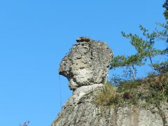 この岩は「天狗の投石」という名がついています。