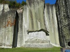 この「平和観音」は、太平洋戦争の戦死者を追悼するために戦後間もなく、大谷石採石場跡の壁面に総手彫りで彫られた観音立像です。
高さは約27mもあるんですよ～！