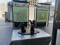 駅からもうペンギン達が御出迎えです。