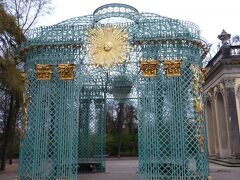 　ベルサイユ宮殿を思わせるサンスーシ宮殿の入口。
　サンスーシとはフランス語で「憂いのない」という意味。建築に際しては大王自らが設計にあたり、亡くなるまでの大部分をここで暮らしました。