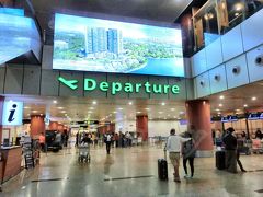 【ヤンゴン空港】（国内線）
早朝4時過ぎに起床し、空港へ。
昨日約束していた運ちゃんも、ちゃんと来た。(詳細は前回の旅行記参照)
「15分前から待ってる」って昨日は言ってたけど、来たのは5分前。
でもまぁ、その後めっちゃ気ぃ使ってたんで許そう(笑)。
朝はさすがに空いてるので30分もかからず到着。
ちゃんと8000MMK(600円)でした。
ターミナルは国内線・国際線に建物ごときっちりわかれています。