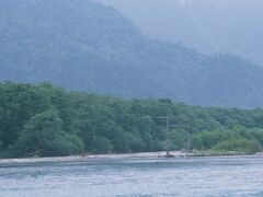翌朝、いよいよ上高地へ！あかんだな駐車場に停めてシャトルバスに乗ろうと思っていたのですが、宿の方が車を停めておいて良いとのことで、平湯バスターミナルから乗車できました。おかげで予定の一本前（一時間前）のバスに滑り込みセーフ！

大正池でバスを降り、上流に向かって歩き出しました。大正池といえば立ち枯れの木のイメージがあったのですが、どうも様子が違います。立ち枯れの木は数本だけ、流れも早くて川のようです。案内板を見ると年々の土砂の流入で浅くなり、立ち枯れの木もほとんど流されてしまったとのこと。どうりで大正池で下車する人が少なかったんだ。。。