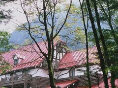 しばらく行くと木々の間に赤い屋根が見えてきました。上高地帝国ホテルです。
今日の目的の一つがここでのお茶。