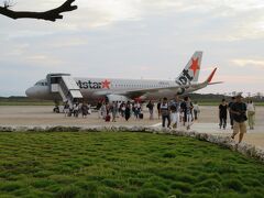 下地島空港に到着。ボーディングブリッジはない。空港ターミナルまでは歩きです。
この島を訪れたのはＪＡＬのマイル修行にいそしんでいた昨年5月以来…って短すぎるか？