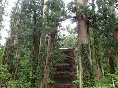 そして五重塔(^_^)
内部が特別公開中やってんけど、σ(^_^)達は前回参拝時に拝観したんで今回はパスで(^^ゞ
…と、この辺までは毎回徒歩で来たところ(^^ゞ
