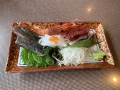 境港駅及び宿から直ぐの「元気亭」で夕食
（本日木曜定は定休日ですが、お盆の期間で営業していました。）
刺身盛り合わせ（新鮮でとても美味しくいただきました。）