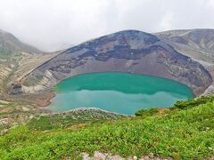 お釜に到着。
蔵王お釜は、標高1670Mにある噴火口。
約3000年前の噴火で出来た自然の芸術です。
直径約330mの円形の火山湖で、エメラルドグリーンの水をたたえる景観は正に神秘的。
最大水深約27ｍの湖底からは今でも硫黄物が噴出しており、その水質は強い酸性になっています。