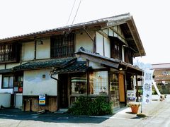 お腹が空いたから建物がいいかんじだし、向かいにあるお店に行ってみることにした。
1階と2階は別のお店が入っています。