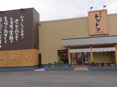 札幌に戻ってきましたが、寿司でも食べようと思い、バスの車窓からよく見かけたトリトンに。まだ夕方４時ころなので、駐車場も店内もがらがらだ。