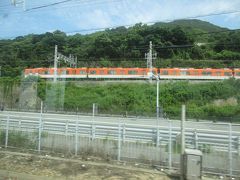 須磨を通過した先で、山陽電鉄の須磨浦公園駅が見えました。
阪神8000系の特急が停車しています。