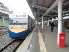 それでは地上駅時代の基隆から新竹駅行きの普通列車に乗車。台鉄で最初に乗ったのと同じ最新型のEMU700型ですね。