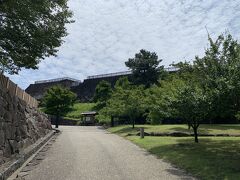 ここから歩いてすぐの甲府城跡へ。
それにしても暑いです。
奈良と一緒で、盆地だからでしょうか。
特に午前中まで涼しい山の中にいたので、余計にこたえます。