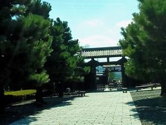 南側出口から、歩いて数分、気賀関所の入り口が見えます。この建物は再現ですが、雰囲気がよく出ていると思います。