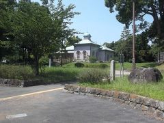 八幡山公園へ．　
平塚八幡宮と八幡山公園は隣接しているが，間をつなぐ通路はないようで，一旦道路に出てから行きました．
