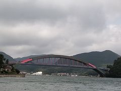 西郷大橋は工事中で残念。本来なら、山々の緑と赤のコントラストが美しい島のシンボルなんだそうです。