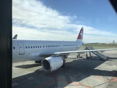 これも初めてスイス航空。予定では、カストラップ空港のラウンジで、ビール飲んじゃう！にしても、朝だからコーヒーだよね！にしても、飛行機窓側ソワソワしたくないと、わざわざ１０００円ちょっと支払って指定席廊下側、乗り継ぎに間に合うように最前列を予約したのに、受付カウンターの兄さんが、そんなことガン無視して、私を後方席に追いやった。気がついたのは発券後、ラウンジ内でくつろぎ始めてから。あれ？、席違うよね？となって、気持ちがソワソワ。結局、１時間も前に搭乗口へ行き、ようやく現れた職員に相談するも、「もう席はみんな決まってるから変更は無理だね。返金は会社にメールだね。」とか言われる。（後日談ですが、ものすごい長いメールのやりとりをした後、返金は出来かねますと返事がきた始末…怒）
この件以来、発券されたら、必ず、席番号を確認しています。