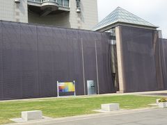 横浜美術館は蚊帳のようなもので覆われていた。
入場はインターネットによる事前予約制です。
検温、消毒があります。