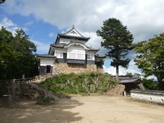 江戸時代以前の天守が残る12城の1つに数えられ、かつ「山城」の形式は唯一ということで、歴史的価値の高い城内を見学。