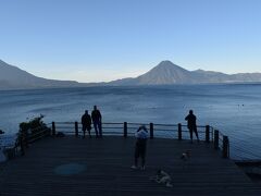 ちょうどこの先がテラスになっている。

アティトラン湖と周りの山々の絶景スポット。
対岸に見えるのがアティトラン山、トリマン山、サンペドロ山。