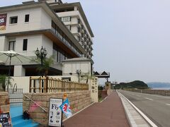 車で約40分

1泊目：ナルトグランドホテル海月
https://naruto-grandhotel.com/

楽天で「徳島で得するケン付き」プランで予約
徳島県内お土産物やさんで使える券です

＝予約時このように記載あり＝
本プランの宿泊料金が１名につき１万円（税抜）以上の方へ
お一人様5000円分お渡しいたします。（大人・子供ともに対象です）

てっきり3名3万円以上で1人5000円もらえると思い込んでたのに
ま、2人で10000円分でも十分！
だって支払いはGO TO適用で19000円だったもん


1名につき税抜き1万円以上が対象でした

「徳島で得するケン」詳細はこちら↓
https://www.awanavi.jp/topics/tokusuru.html