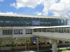 那覇空港に着いてから、まだ時間が早いのでカードラウンジに寄りました。
ここは、沖縄ならではのマンゴーやシークヮーサーが飲めるのでお気に入りのラウンジです。
ゆいレールに乗ってホテルへ向かいます。
ゆいレールもPASMOやSuicaが使えるようになって便利になりました。