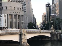 ライオン橋（難波橋）のむこうに五代友厚像が見えます。