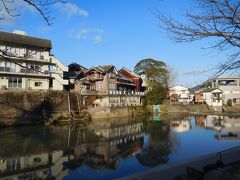 川沿いに温泉宿が並んでいます。