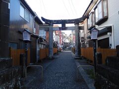 続いて温泉街の中心にある神社です。